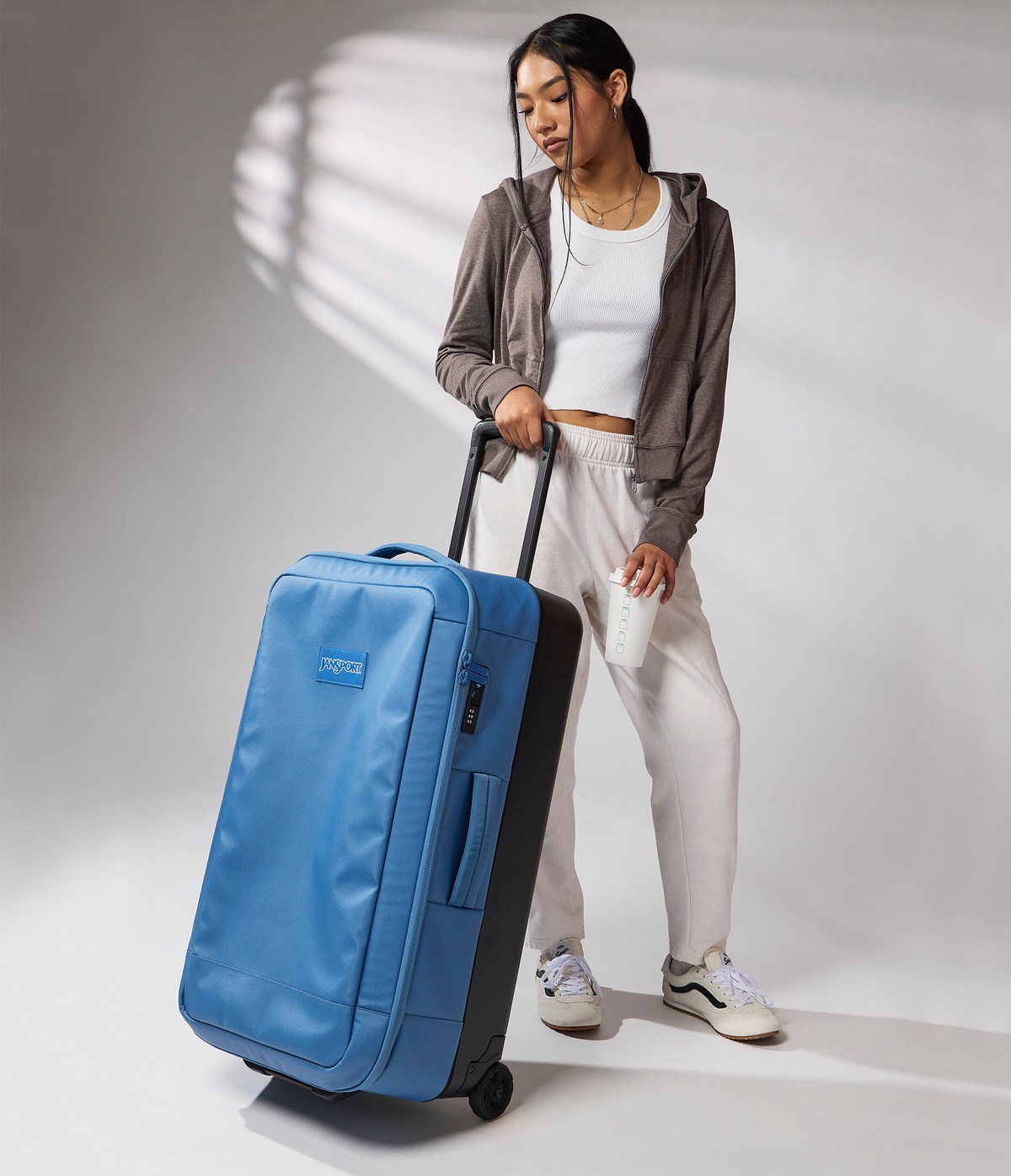 good-latitude-30-rolling-duffel-p3 JS0A86EOEW5-MODEL.png