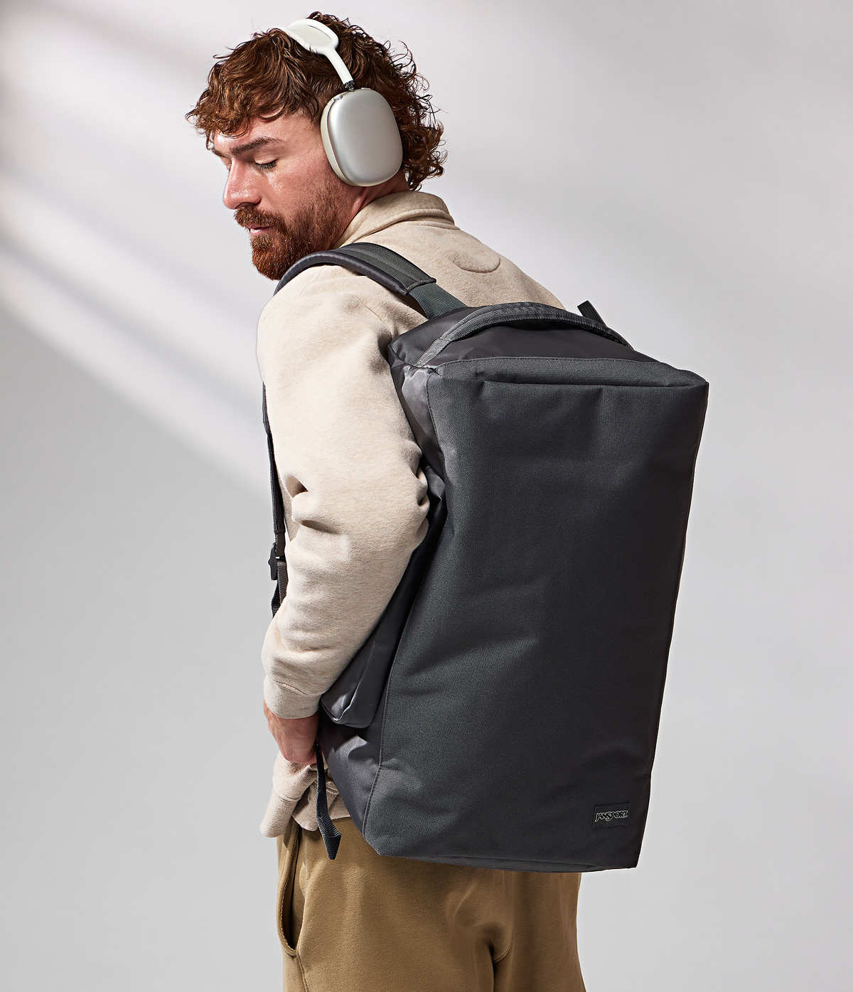 convertible-duffel-toiletry-bag-smokey-grit-set-c3 JS0A8E8EDMX-MODEL.png