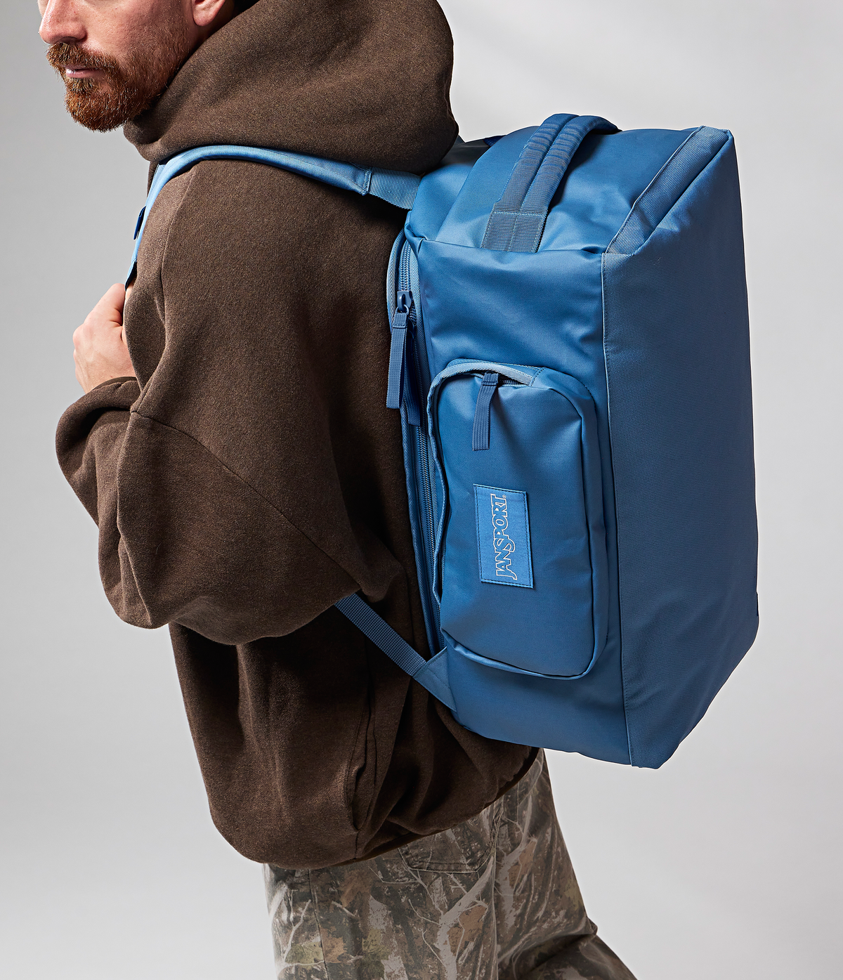 convertible-duffel-toiletry-bag-elemental-blue-set-t3 JS0A8E8EEW5-MODEL.png